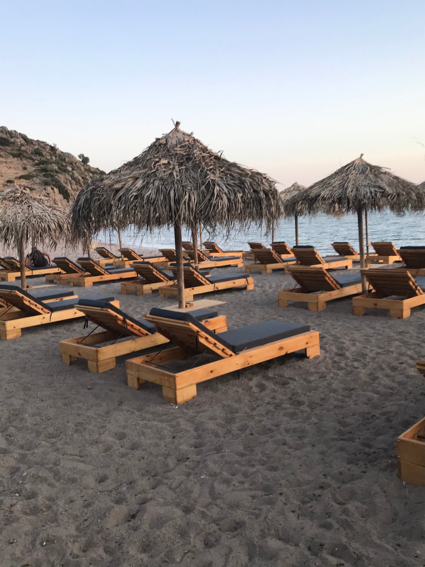 Ξαπλώστρες με θέα τη θάλασσα